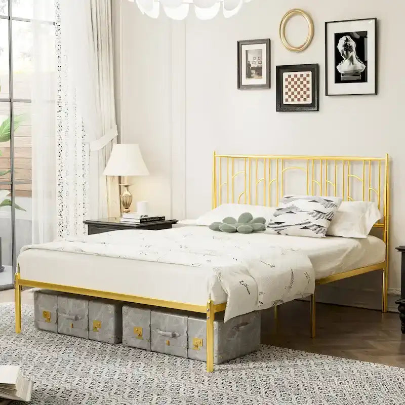 Cadre de lit plateforme avec montants décoratifs à embouts, rangement sous le lit, et sans sommier tapissier requis