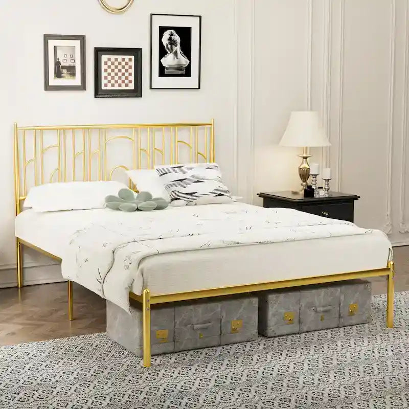 Cadre de lit plateforme avec montants décoratifs à embouts, rangement sous le lit, et sans sommier tapissier requis