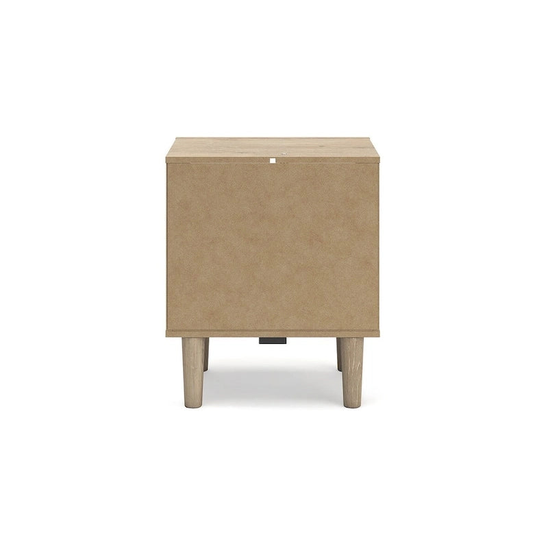 Tête de lit en panneau marron avec deux tables de chevet