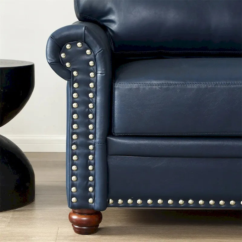 Fauteuil simple en cuir avec pieds en bois et clous décoratifs